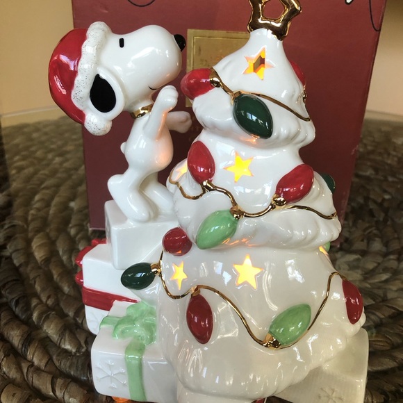 Lenox Snoopy’s Christmas Lighted Figurine Collectible 8.5” x 7.5” Original Box. - Picture 5 of 11